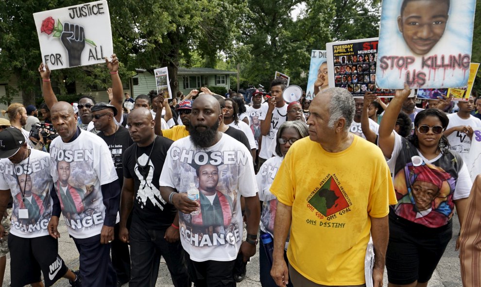 El padre de Michael Brown encabeza la marcha en protesta por la muerte de su hijo desarmado hace un año a manos de un policía blanco en la ciudad de Ferguson. REUTERS