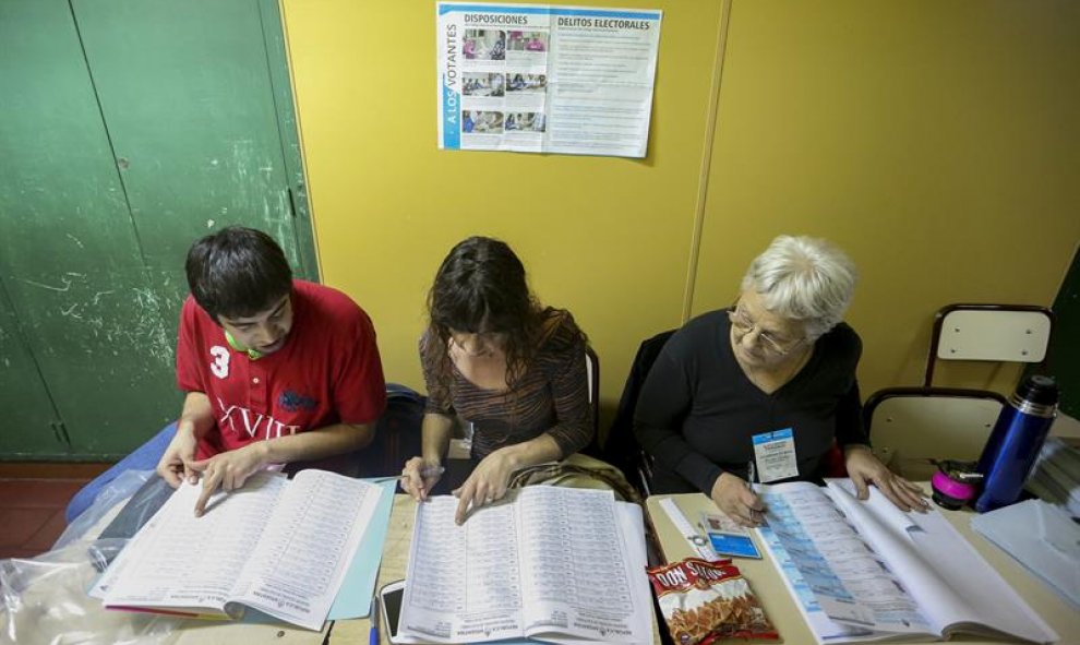 Ciudadanos argentinos participan hoy, domingo 9 de agosto de 2015, en las elecciones primarias en el país. EFE/David Fernández