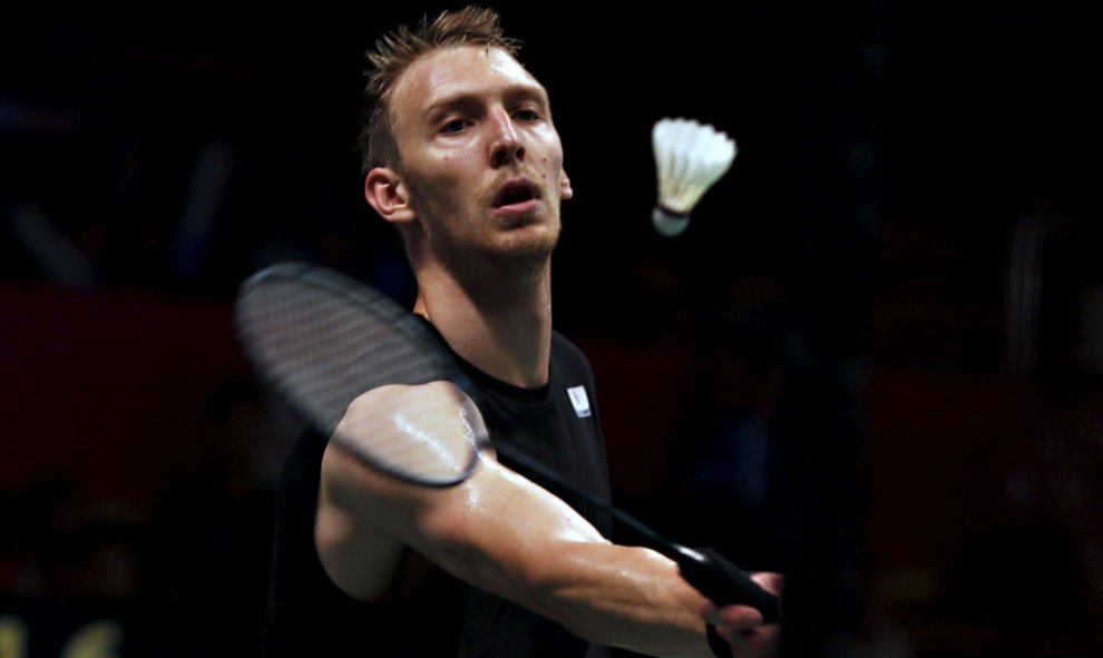 El alemán, Dieter Domke, jugando contra el japonés, Kento Momota, en un partido de bádminton  en el Campeonato Mundial BWF en Yakarta, 10 de agosto de 2015. REUTERS / Beawiharta