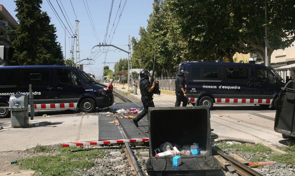 La circulación ferroviaria en la línea R16 se halla cortada entre Cambrils y Tarragona por los incidentes que están ocasionando en Salou un grupo de manteros africanos en protesta por la muerte de uno de sus compatriotas. EFE/Jaume Sellart