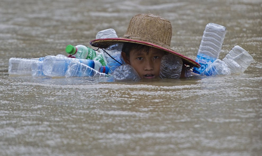 Ciudadanos afectados por las inundaciones en el pueblo de Kyaut Ye, cerca de la ciudad Hinthada, el 11 de agosto de 2015. AFP PHOTO / Ye Aung