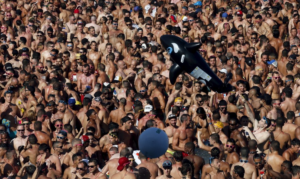 La Water Park Party ha reunido hoy a unos 8.000 gays y lesbianas en el recinto del parque acuático de Isla Fantasía, en la localidad barcelonesa de Vilassar de Dalt. REUTERS/Albert Gea