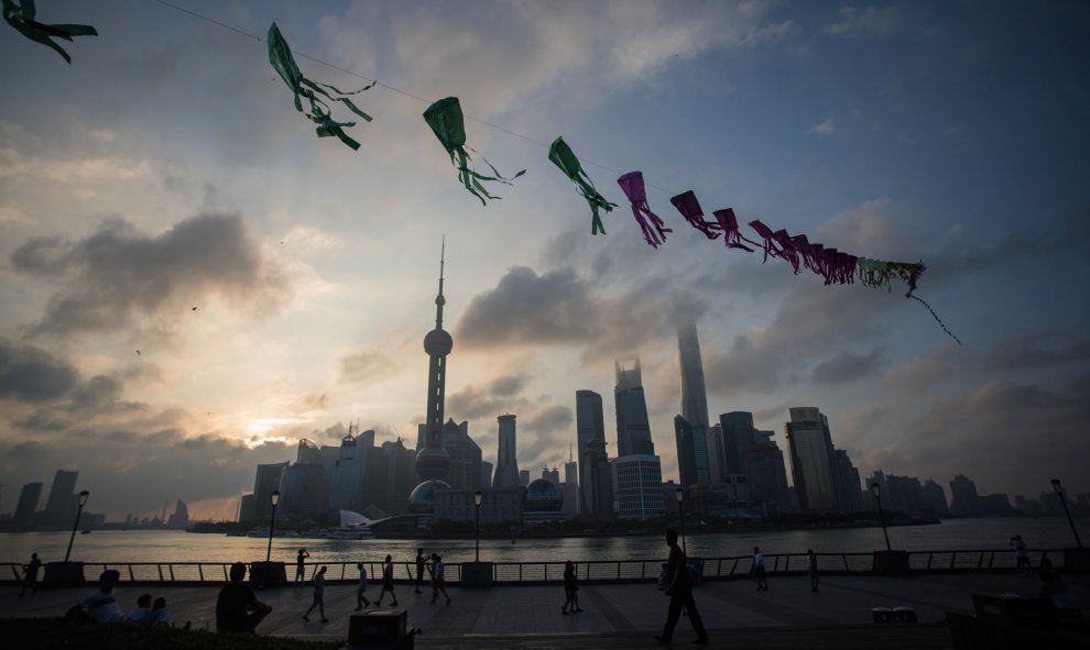 El amanecer en Bund, frente al distrito financiero de Pudong en Shanghái el 12 de agosto de 2015. AFP PHOTO / JOHANNES EISELE