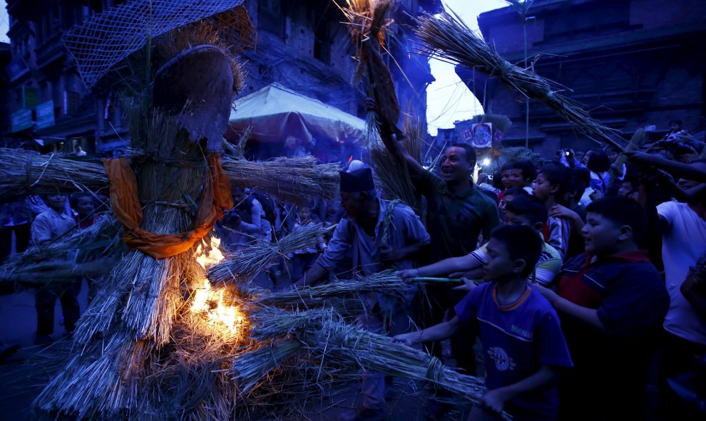 Varias personas prenden fuego a la efigie del demonio Ghantakarna, durante el festival Ghantakarna en la antigua ciudad de Bhaktapur, Nepal 12 de agosto de 2015. REUTERS / Navesh Chitrakar