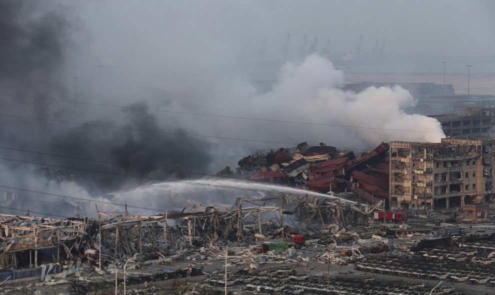 Los bomberos de Tianjin tratan de apagar el fuego ocasionado tras la explosión. EFE