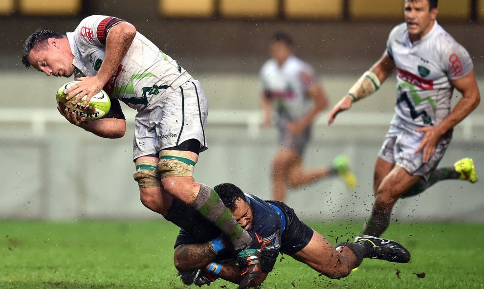 un jugador intenta placar al otro durante un partido amistoso de rugby entre Montpellier y Pau.- AFP PHOTO / PASCAL GUYOT