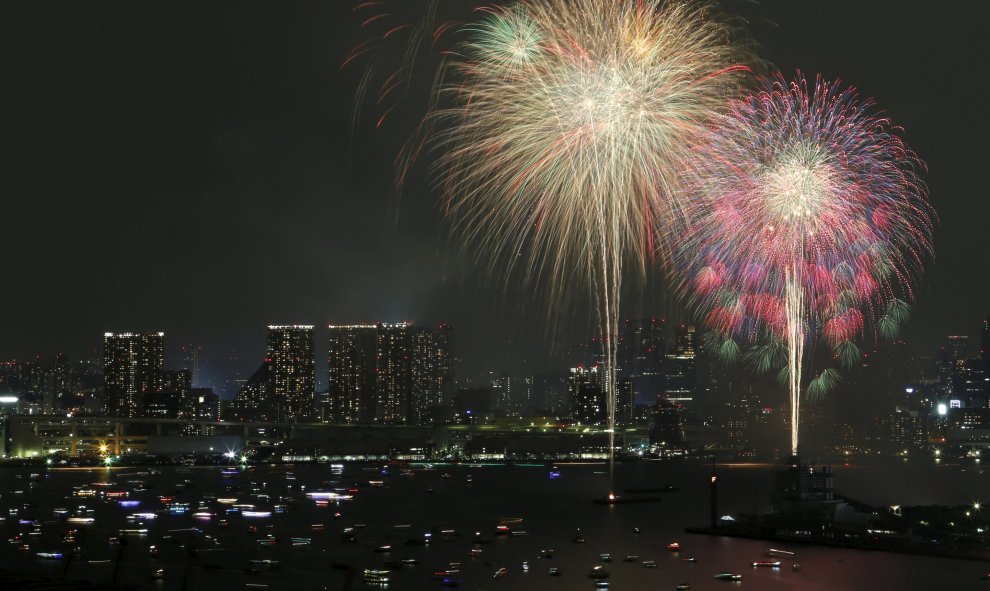 Fuegos artificiales sobre pequeños barcos en la bahía de Odaiba de Tokio durante el festival de fuegos artificiales de la ciudad.-REUTERS / Yuya Shino TPX IMÁGENES DEL DÍA