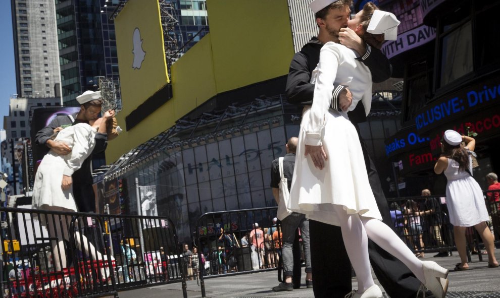 Una pareja recrea el beso que acabó siendo el símbolo del final de la Guerra Mundial./EP