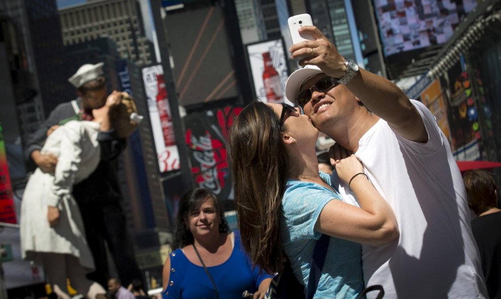 Una pareja recrea el beso que acabó siendo el símbolo del final de la Guerra Mundial./EP