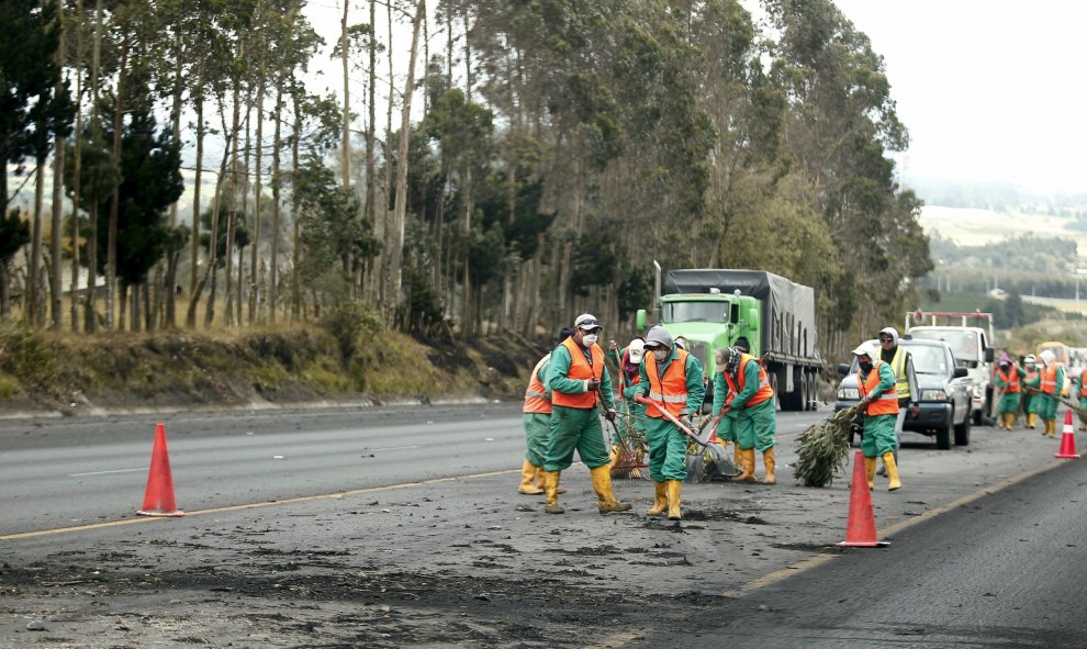 El Instituto Geofísico informó de que se registró una "emisión grande de ceniza" desde el volcán Cotopaxi "con columna de más cinco" kilómetros./ REUTERS