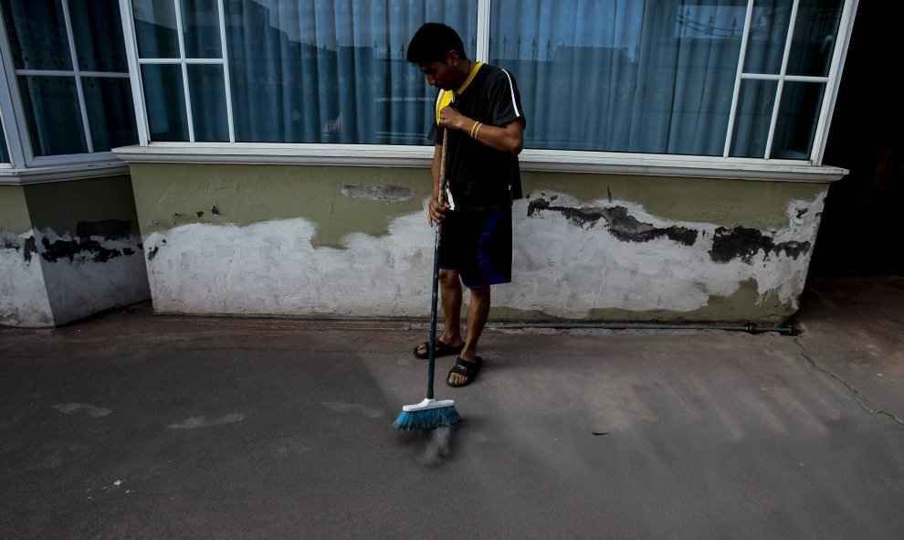 Este viernes, las autoridades ecuatorianas advirtieron de la caída de ceniza en ciudades como Machachi, cerca de Quito, donde los habitantes también informaron de olor a azufre. Hoy, los ciudadanos de esta población tienen que barrer sus casas tras las ex