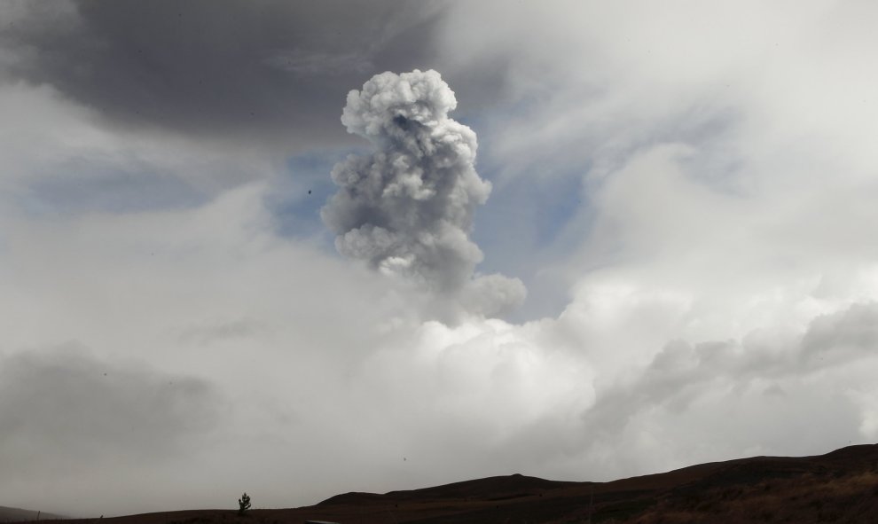 El volcán ecuatoriano Cotopaxi ha entrado en erupción. Tras las explosiones con emisión de ceniza sucedidas este viernes, la Secretaría Nacional de Riesgos de Ecuador ha anunciado la evacuación preventiva en algunos sectores en el sur del volcán, que se e