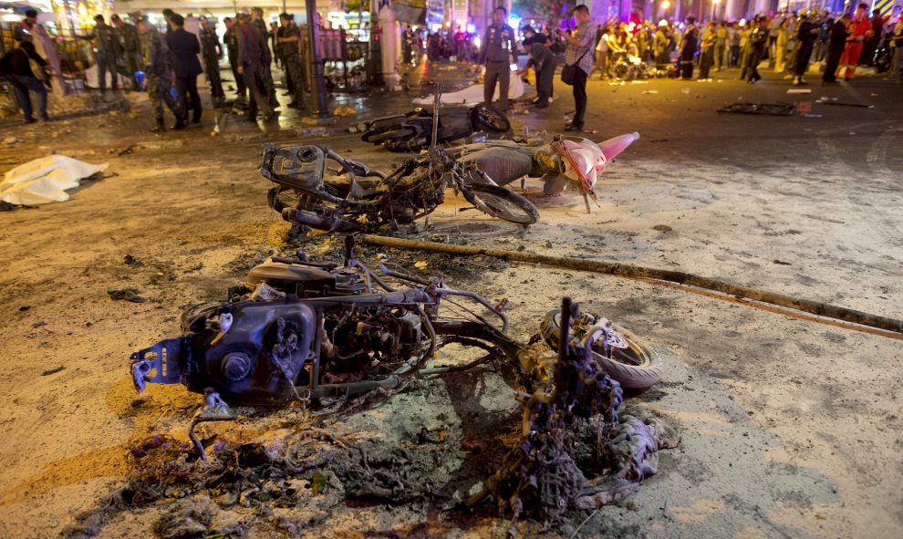 Los restos de motos que las fuerzas de seguridad y los trabajadores de emergencia han apagado tras la explosión en Bangkok. REUTERS