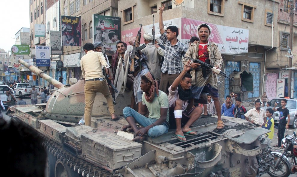 Los milicianos leales al gobierno en el exilio de Yemen en lo alto de un tanque en la ciudad central del país de Taiz, 17 de agosto de 2015. REUTERS