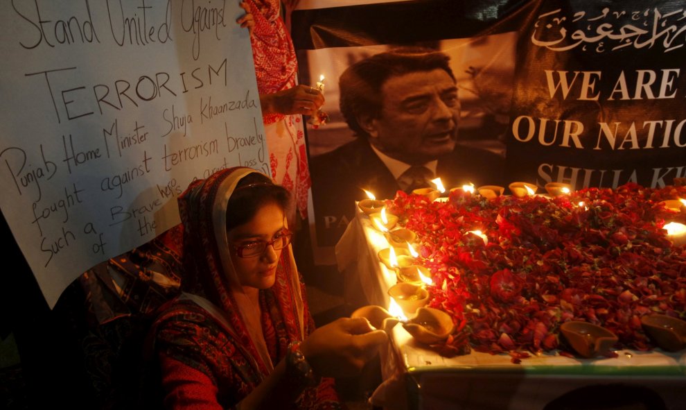 La gente enciende velas en honor a las víctimas de la explosión del domingo cerca de la residencia del ministro del Interior de la provincia de Punjab, Shuja Janzada, en Karachi, Pakistán, 17 de agosto de 2015. REUTERS / Athar Hussain