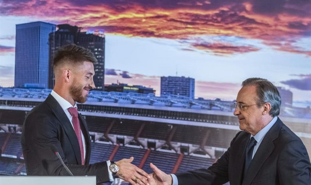 Sergio Ramos (i), capitán del Real Madrid, saluda a Florentino Pérez, presidente del club, durante el acto de renovación de su contrato hasta 2020 celebrado hoy en el estadio Santiago Bernabéu. EFE/Emilio Naranjo