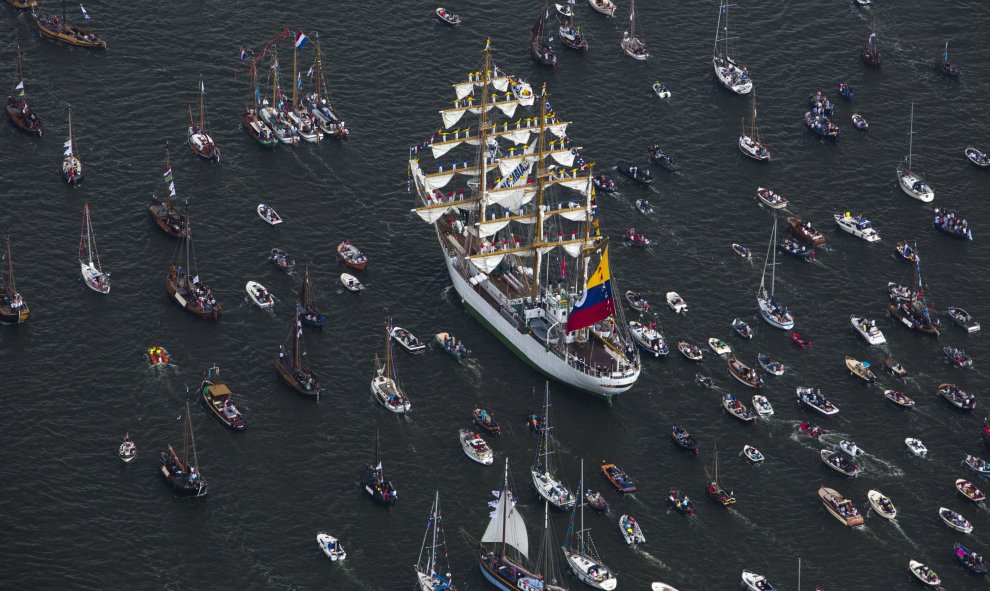 Grandes veleros navegan durante el desfile de vela que marca el comienzo de la fiesta náutica de Amsterdam 2015. Se celebra cada cinco años. REUTERS