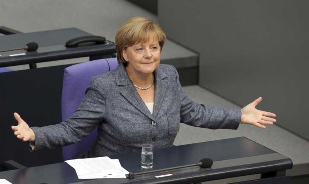 La canciller alemana, Angela Merkel, participa en el debate y votación del tercer rescate a Grecia en el Bundestag (cámara baja) alemán. EFE/Wolfgang Kumm