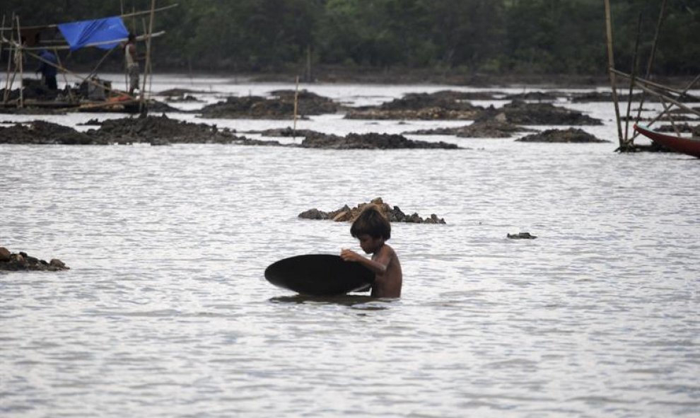 Miles de personas arriesgan su vida en las minas de oro de la costa este de Filipinas, donde con la única ayuda de finos tubos de plástico se zambullen en turbias aguas de lagos o ríos en cuyo lecho perforan angostos túneles de los que extraen el preciado