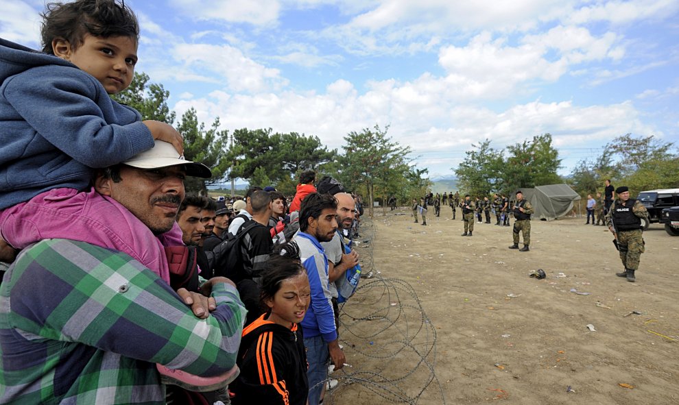 Más de 40.000 inmigrantes irregulares llegaron en Macedonia en los dos últimos meses. Según medios locales, al menos 1.500 de ellos están a la espera de poder atravesar el paso fronterizo de Eidomeni./ REUTERS