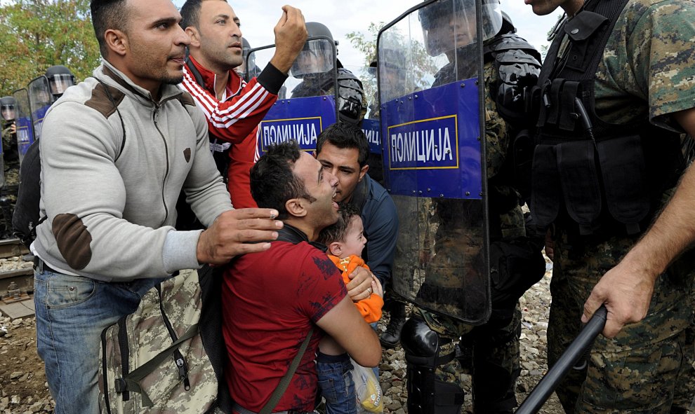 La frontera, según la prensa, está bloqueada desde el miércoles, por lo que grupos de mujeres, hombres y niños resisten las altas temperaturas sin tener un sitio donde alojarse ni poder acceder a los servicios básicos./ REUTERS