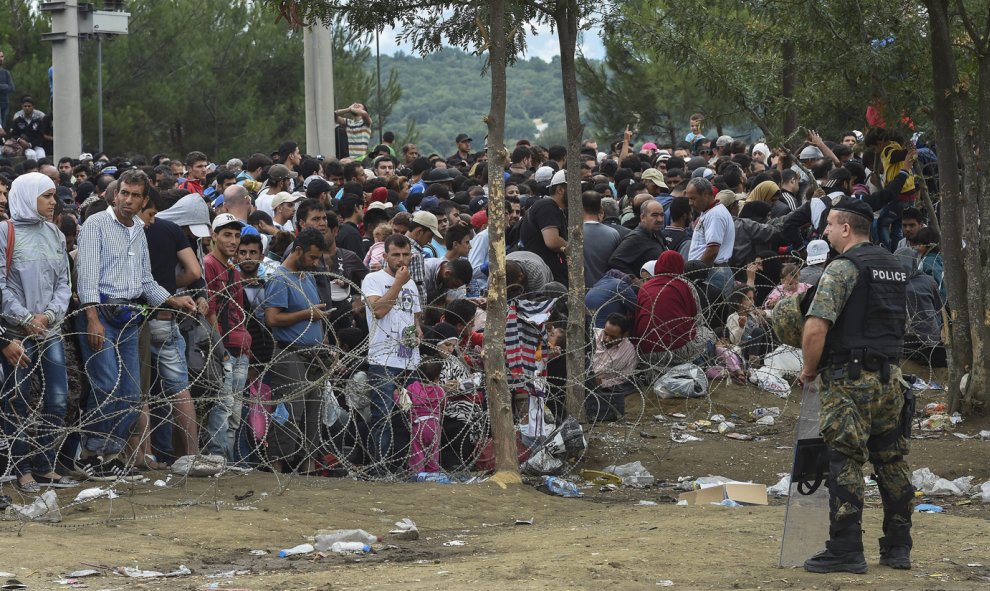 Cientos de refugiados en la parte griega de la frontera con Macedonia esperan el permiso para cruzar, cerca de la ciudad sureña de Gevgelija- EFE / EPA / GEORGI LICOVSKI