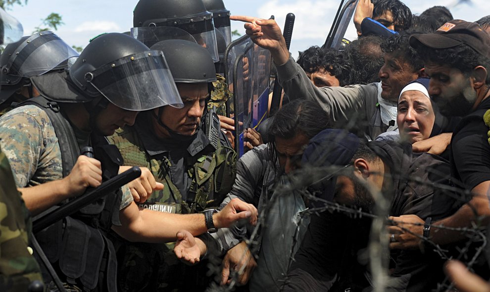 La policía macedonia bloquea el paso a los refugiados sirios en la frontera.- REUTERS/Alexandros Avramidis