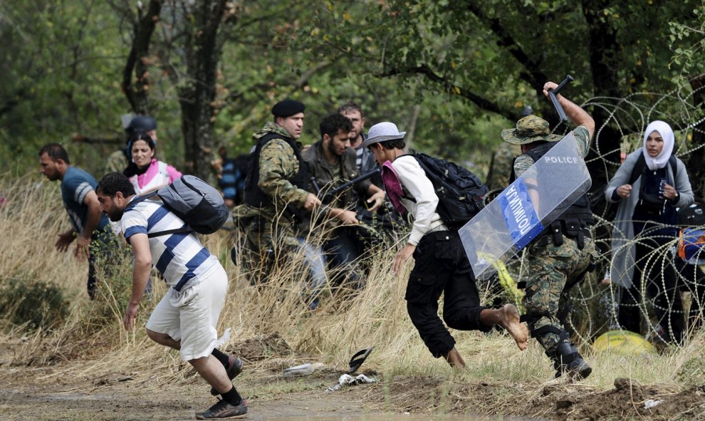 La Policía carga contra los refugiados, que rompen el cordón para cruzar de Grecia a Macedonia.-REUTERS/Ognen Teofilovski