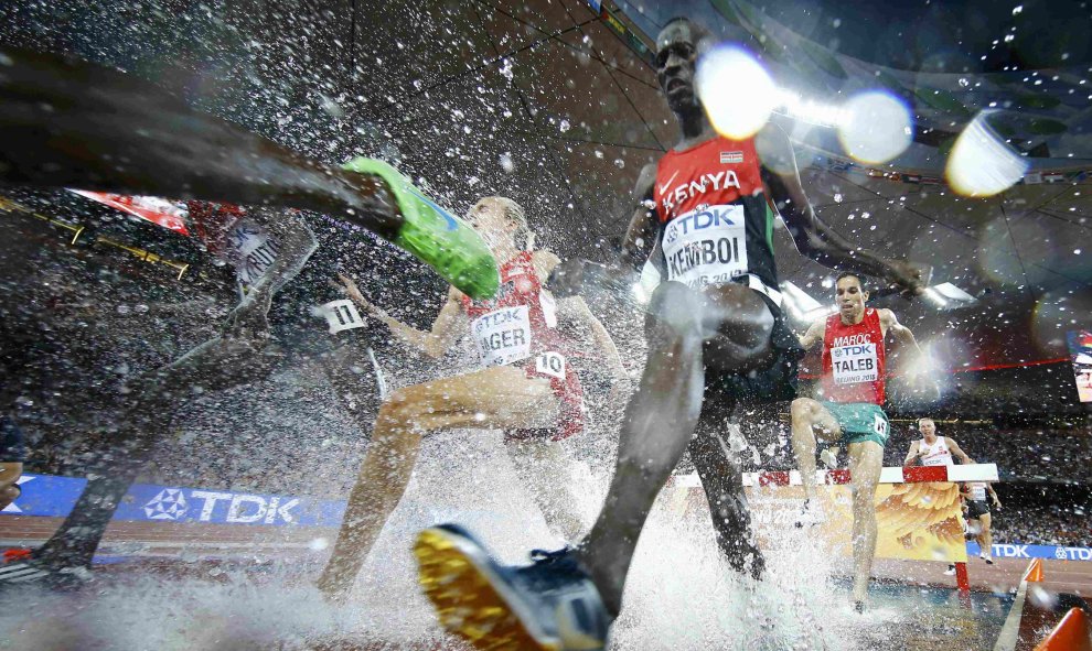 Ezekiel Kemboi de Kenia salta un obstáculo de agua en la carrera masculina de obstáculos de 3000 metros durante la final de El Campeonato Mundial de Atletismo, en Pekín, China 24 de agosto de 2015. REUTERS / Kai Pfaffenbach