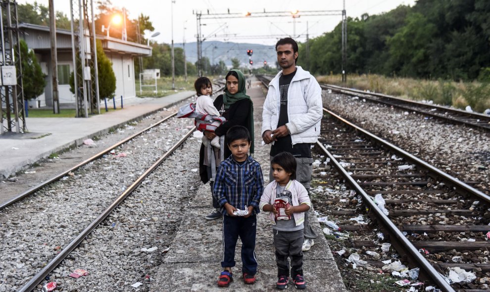 Una familia afgana e inmigrante posan para la foto en las vías del tren cerca de la ciudad de Preservo, el 24 de agosto de 2015. AFP / Armend Nimani