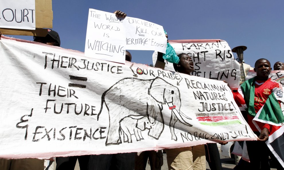Activistas animalistas sostienen pancartas mientras cantan consignas durante una manifestación frente a la Corte Suprema de Kenia en Nairobi 24 de agosto de 2015. REUTERS/Thomas Mukoya