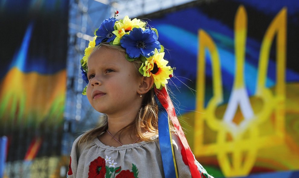 Una niña asiste al desfile militar en la plaza de la Independencia en Kiev (Ucrania), 24 de agosto de 2015, con motivo de las celebraciones del Día de la Independencia. Los ucranianos han celebrado el 24 aniversario de su independencia de la Unión Sov