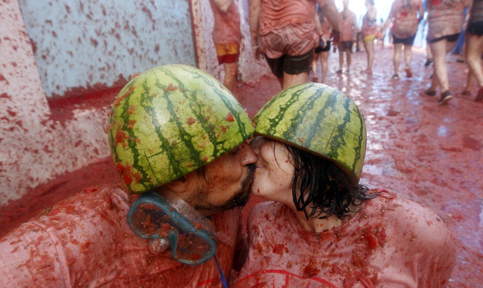 Una pareja se besa una vez terminada la Tomatina. EFE