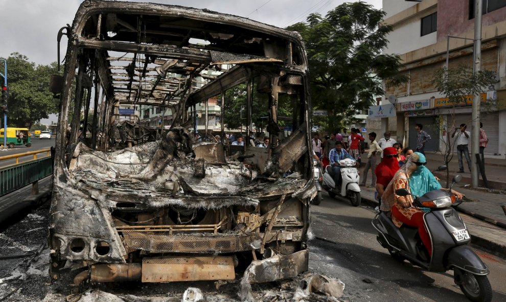 Los restos de un autobús que fue quemado en los enfrentamientos entre la policía y manifestantes en Ahmedabad, India, 26 de agosto de 2015. REUTERS / Dave Amit