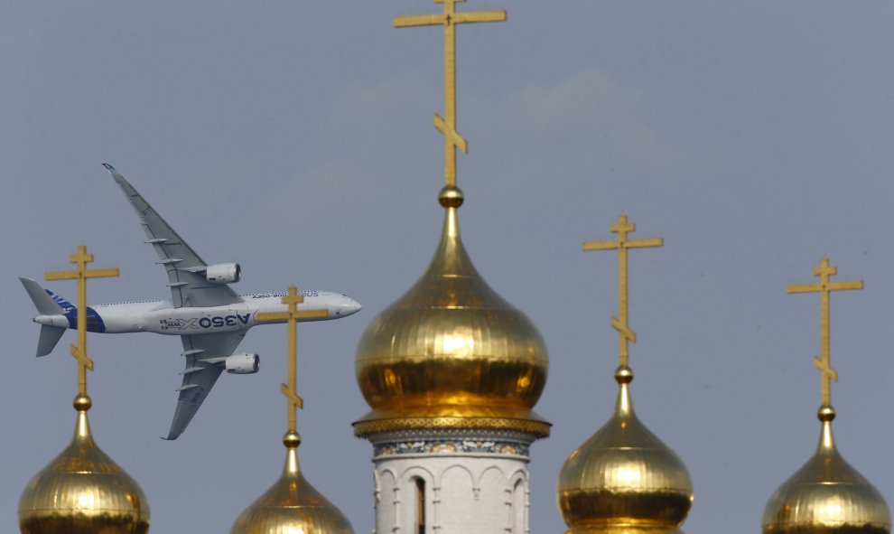 Un avión Airbus A350 XWB vuela sobre las cúpulas de una iglesia ortodoxa en las afueras de Moscú, Rusia, 26 de agosto de 2015. REUTERS / Maxim Zmeyev