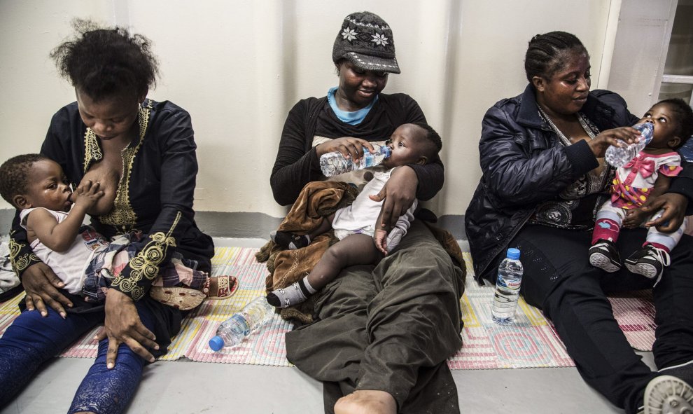 Tres mujeres nigerianas que amamantan a sus bebés al desembarcar en Italia. Profundos cortes de arma blanca, heridas de bala y señales de violencia sexual son algunas de las marcas con las que los inmigrantes rescatados en el Mediterráneo desembarcan en I