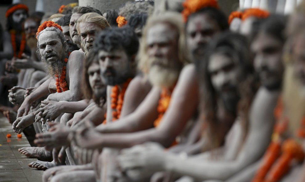 Naga Sadhus hindúes esperan dentro de un campamento antes de una procesión durante el festival de Kumbh Mela en India, 27 de agosto de 2015. REUTERS / Danish Siddiqui