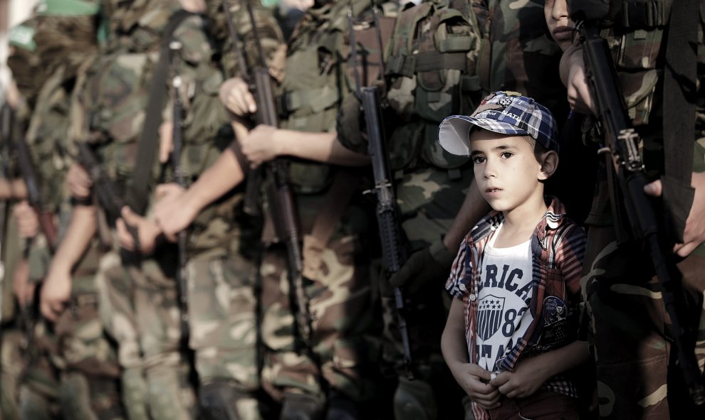 Fotografía facilitada hoy, 27 de agosto de 2015, que muestra a un niño que asiste a un desfile de militantes de las brigadas de Izz ad-Din al-Qassam, facción de Hamás, en la plaza Al Meena en Gaza, Franja de Gaza, ayer. EFE/Mohammed Saber