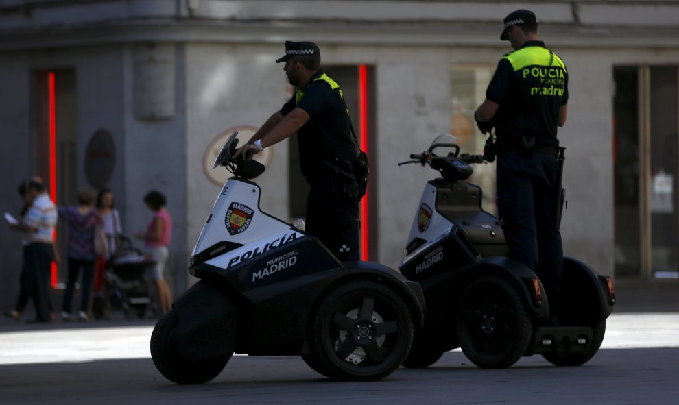 Dos policías municipales de Madrid patrullan la calle en la plaza de Callao, Madrid. REUTERS/Sergio Perez