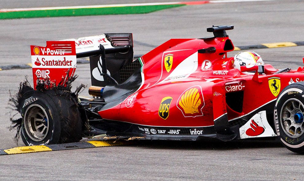 El Ferrari de Sebastian Vettel, tras un fallo en un neumático durante el Gran Premio de Bélgica.- MICHAEL KOOREN (REUTERS)