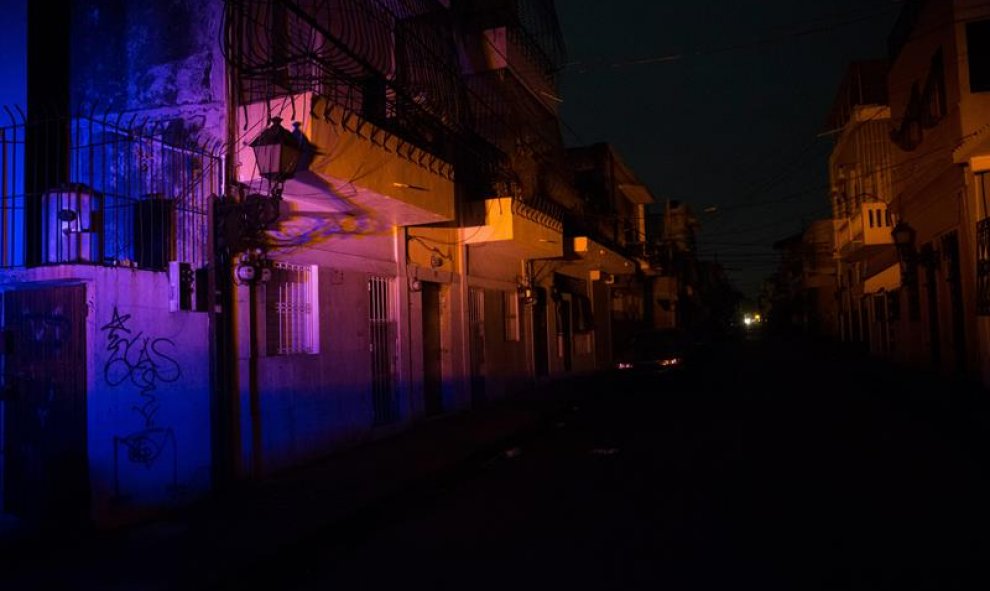 Fotografía de una calle hoy, viernes 28 de agosto de 2015, durante un apagón debido a que el 85% del país se encuentra sin energía eléctrica tras el paso de la tormenta tropical Erika, en la zona colonial en Santo Domingo (República Dominicana). La tormen