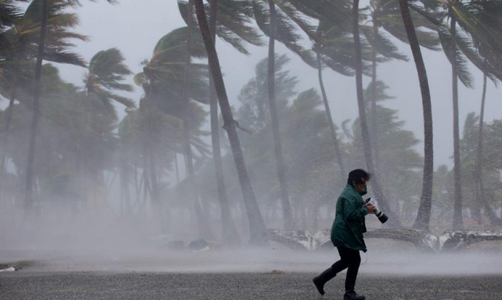 Una mujer es vista a la llegada de la tormenta tropical Erika hoy, viernes 28 de agosto de 2015, en Santo Domingo (República Dominicana). El centro de la tormenta tropical Erika se aproxima hoy al país mientras deja fuertes lluvias en Puerto Rico y las I