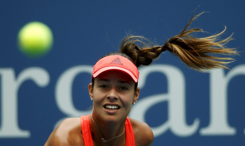 La serbia Ana Ivanovic juega contra la eslovaca Dominika Cibulkova durante el partido en el torneo de tenis Open de Estados Unidos en Nueva York, 31 de agosto de 2015. REUTERS / Mike Segar