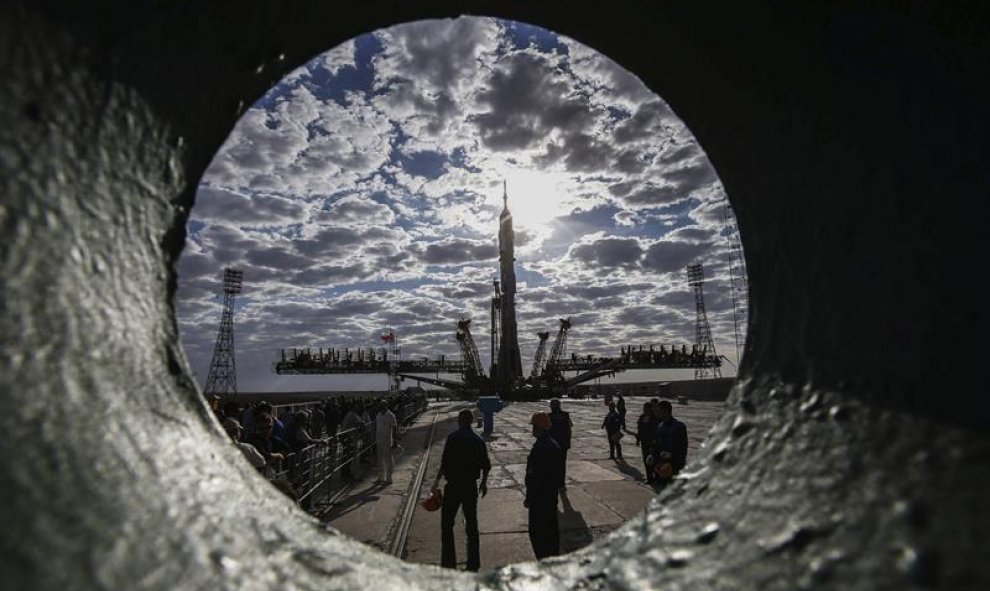 Instalación del Soyuz TMA-18M en la plataforma de lanzamiento en el cosmódromo de Baikonur (Kazajistán). Los miembros de la nueva expedición a la Estación Espacial Internacional (EEI), viajarán a bordo del Soyuz TMA-18M el próximo de septiembre de 2015. E