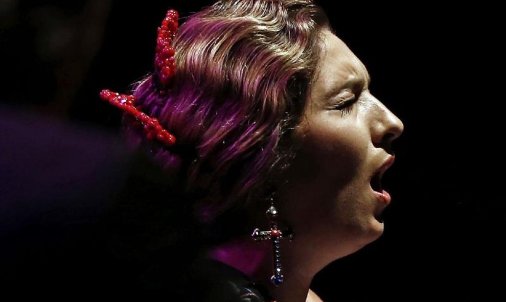 La cantaora Estrella Morente durante su actuación esta noche en el Baluarte de Pamplona, en la última jornada del Festival Flamenco On fire que se celebra en la capital navarra. EFE/Jesús Diges