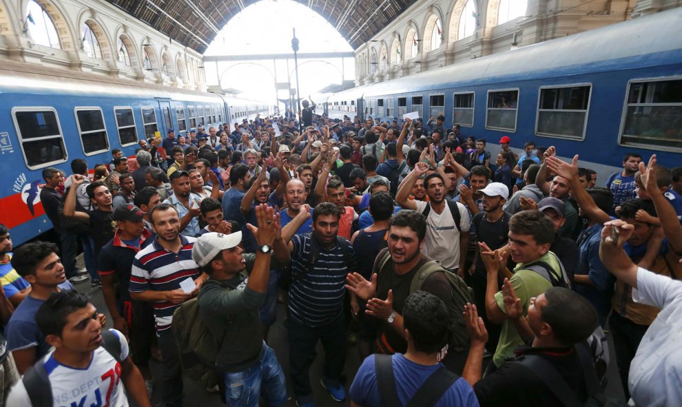 Cientos de personas protestan en la estación de Keleti, en Budapest. REUTERS