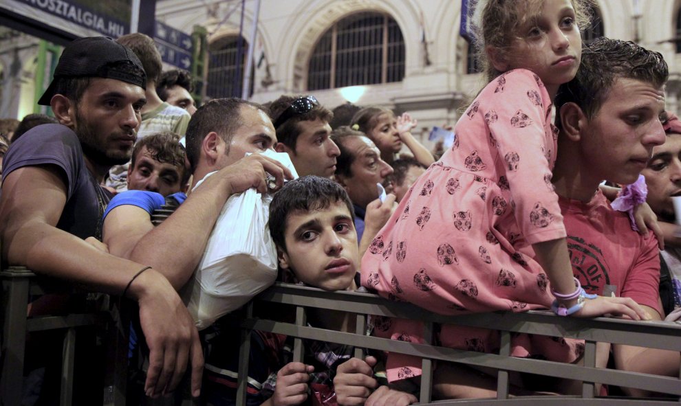 Un grupo de refugiados hace cola para conseguir un billete en alguno de los trenes que salen desde Budapest a otros lugares de Europa. REUTERS