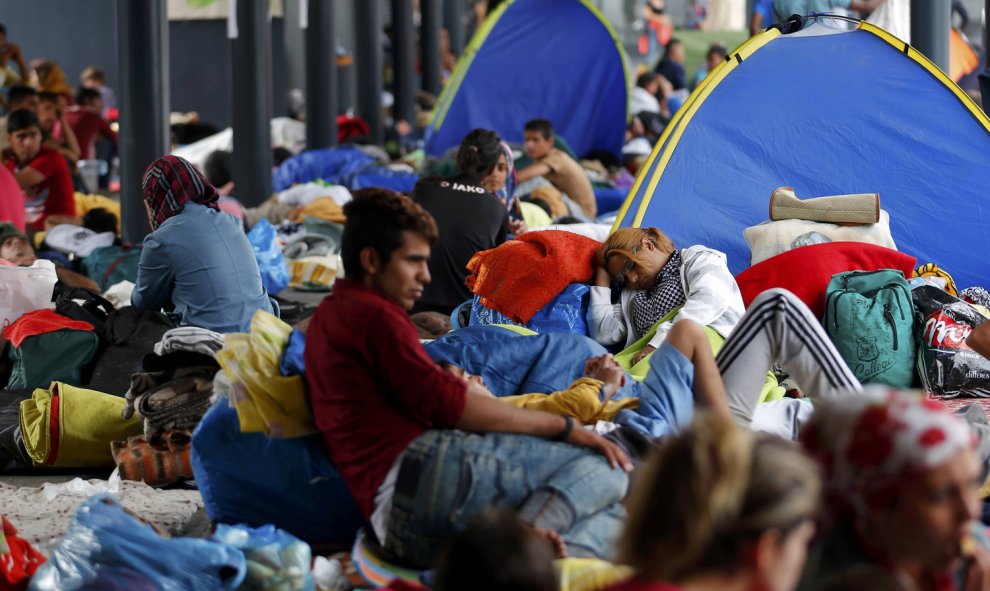 Muchos inmigrantes permanecen acampados a la espera de poder conseguir un billete en Hungría. REUTERS