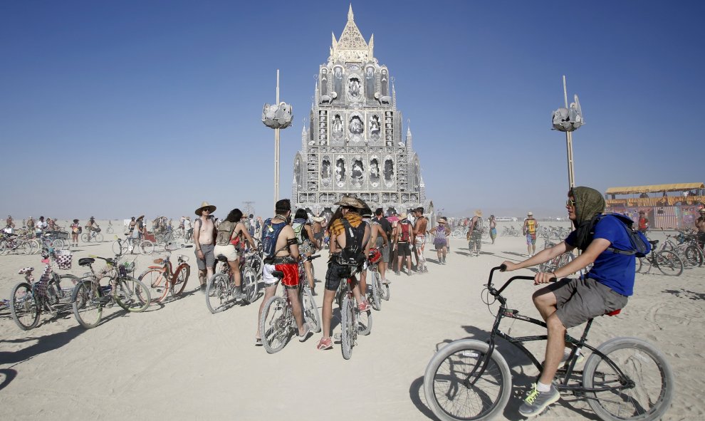 Alrededor de 70.000 personas asisten al festival del "Burning Man" en el Carnaval del Espejo en el desierto de Nevada, Estados Unidos. En la foto, el "Tótem de Confesiones". REUTERS/Jim Urquhart