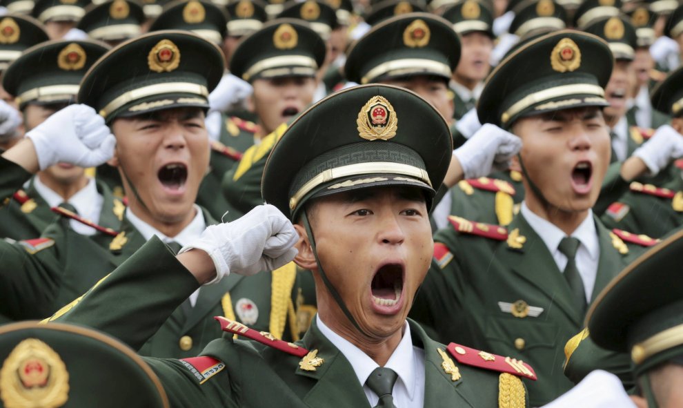 Un desfile militar en China para celebrar el 70 aniversario del final de la IIGM en una base militar en Pekín, China, 1 de septiembre de 2015. REUTERS/Stringer
